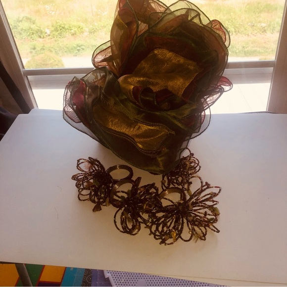 A Basket with four napkins and napkin holders, delicious looking colours - Picture 11 of 12
